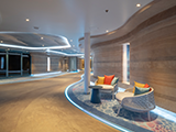 LEDs von Hella marine beleuchten auch den Weg zu dem innovativen AquaDome-Viertel auf der Icon of the Seas von Royal Caribbean.