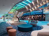 Auch der Gästeservicebereich auf der Icon of the Seas von Royal Caribbean wird mit Hilfe von LEDs von Hella marine beleuchtet.